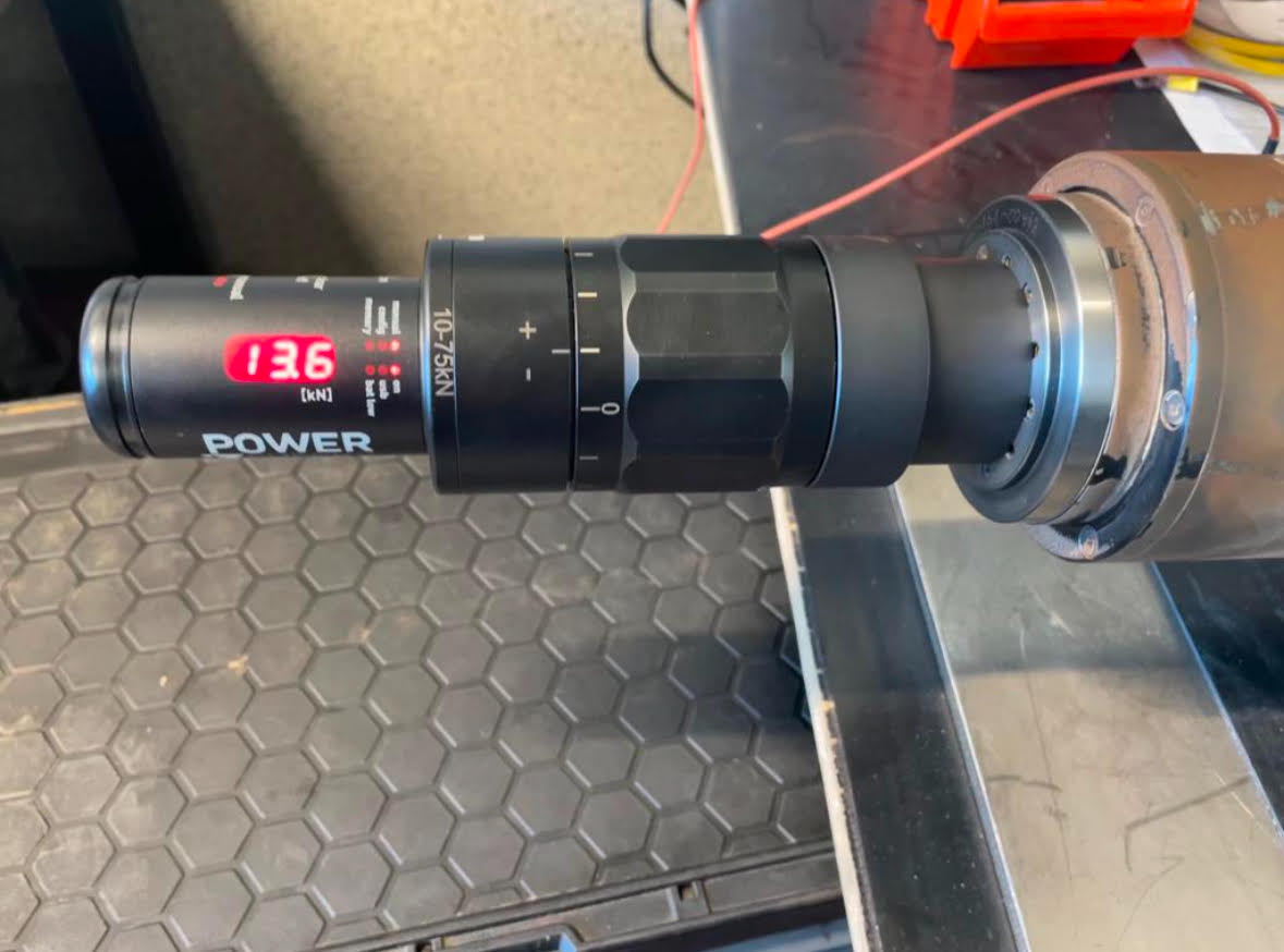 Pomiar siły zacisku wrzeciona CNC – dokumentacja i analiza Test siły zacisku narzędzia we wrzecionie CNC