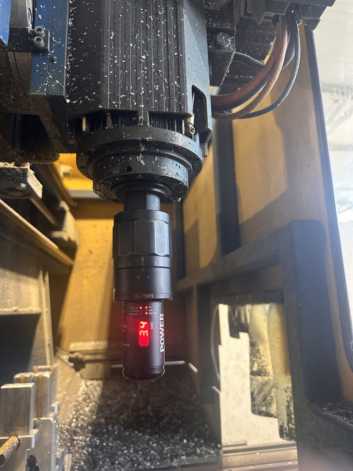 Test siły zacisku wrzeciona CNC – pomiar urządzeniem Power-Check Pomiar siły zacisku wrzeciona CNC przy użyciu urządzenia Power-Check