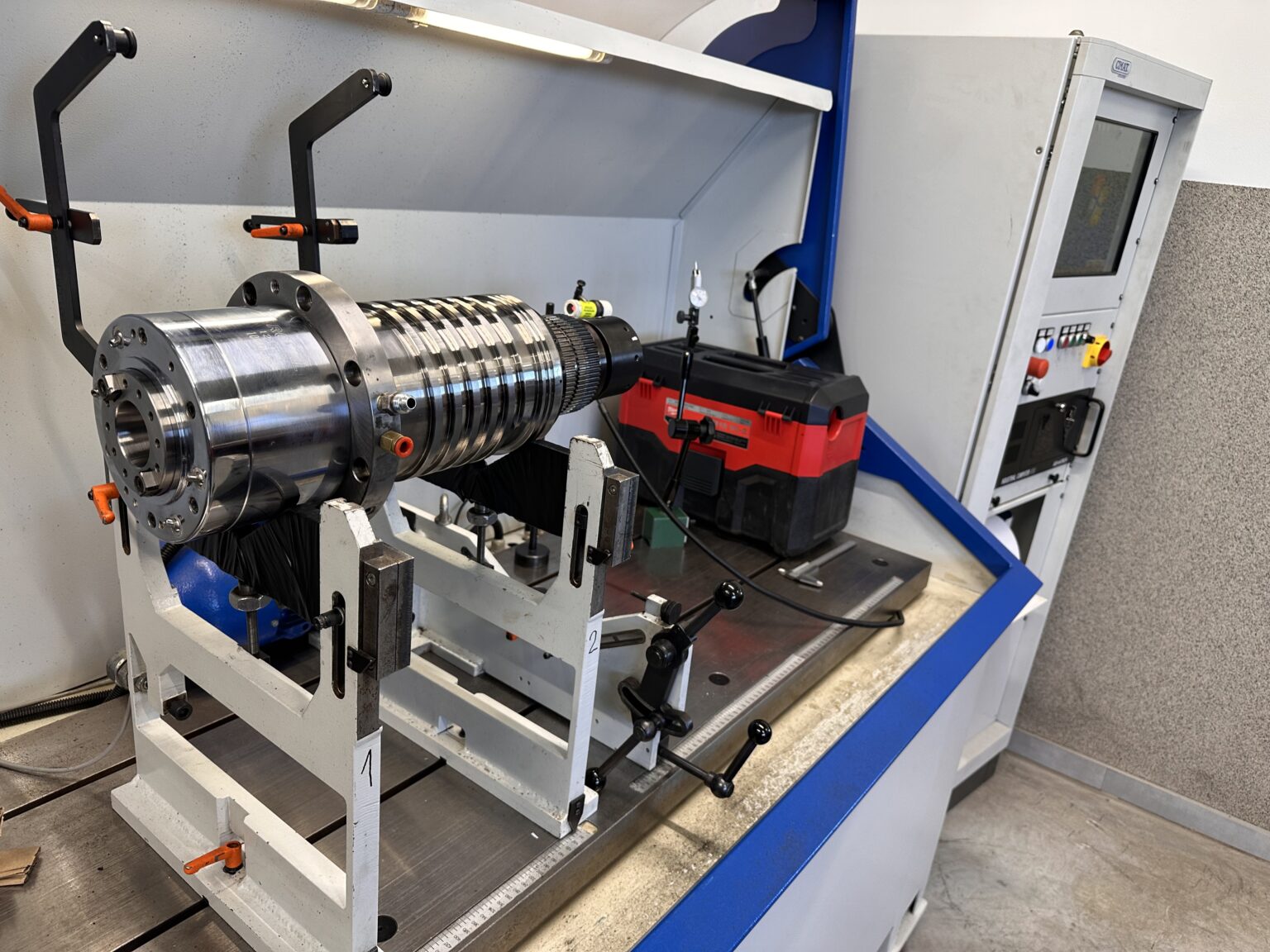 Wyważanie wrzeciona CNC – końcowy etap naprawy Balansowanie wrzeciona CNC po zakończonej regeneracji