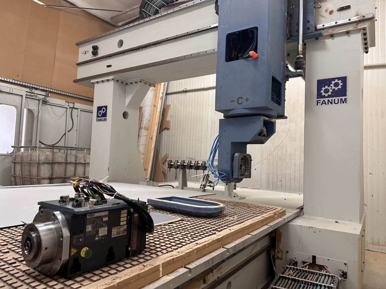 Montaż elektrowrzeciona HSD po serwisie w centrum obróbczym CNC