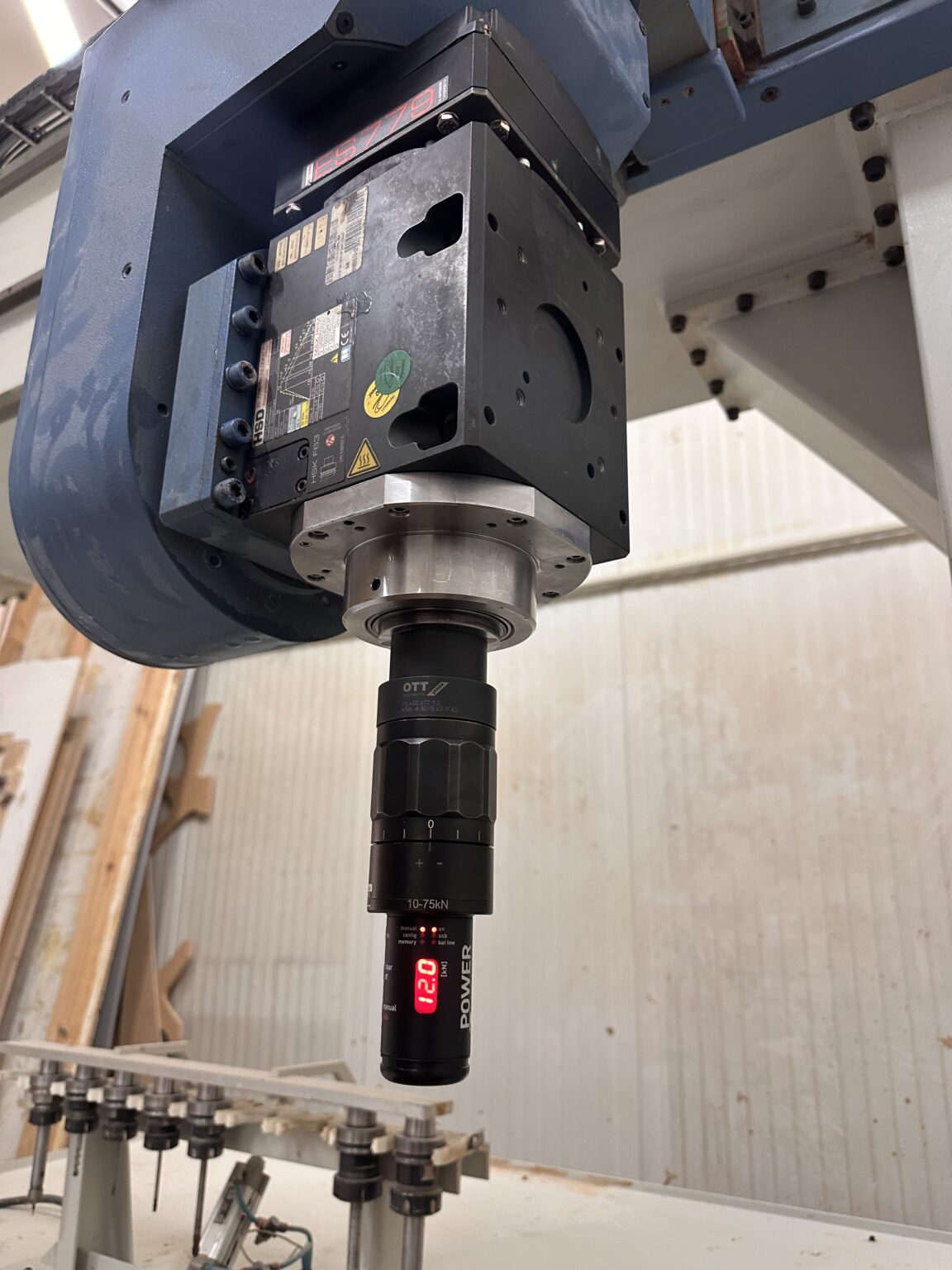 Pomiar siły zacisku narzędzia – wrzeciono HSD Siła zacisku narzędzia we wrzecionie HSD – kontrola w maszynie