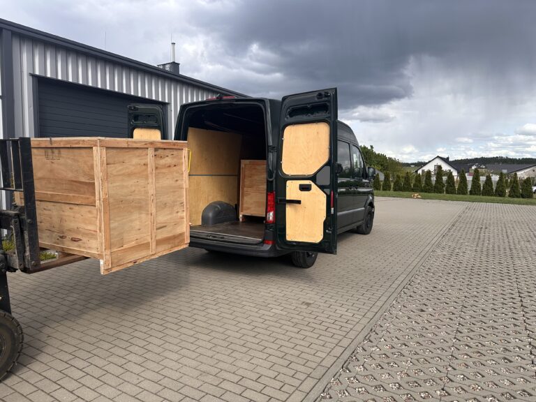 Załadunek wrzeciona CNC do dedykowanej skrzyni transportowej Załadunek wrzeciona CNC do dedykowanej skrzyni transportowej