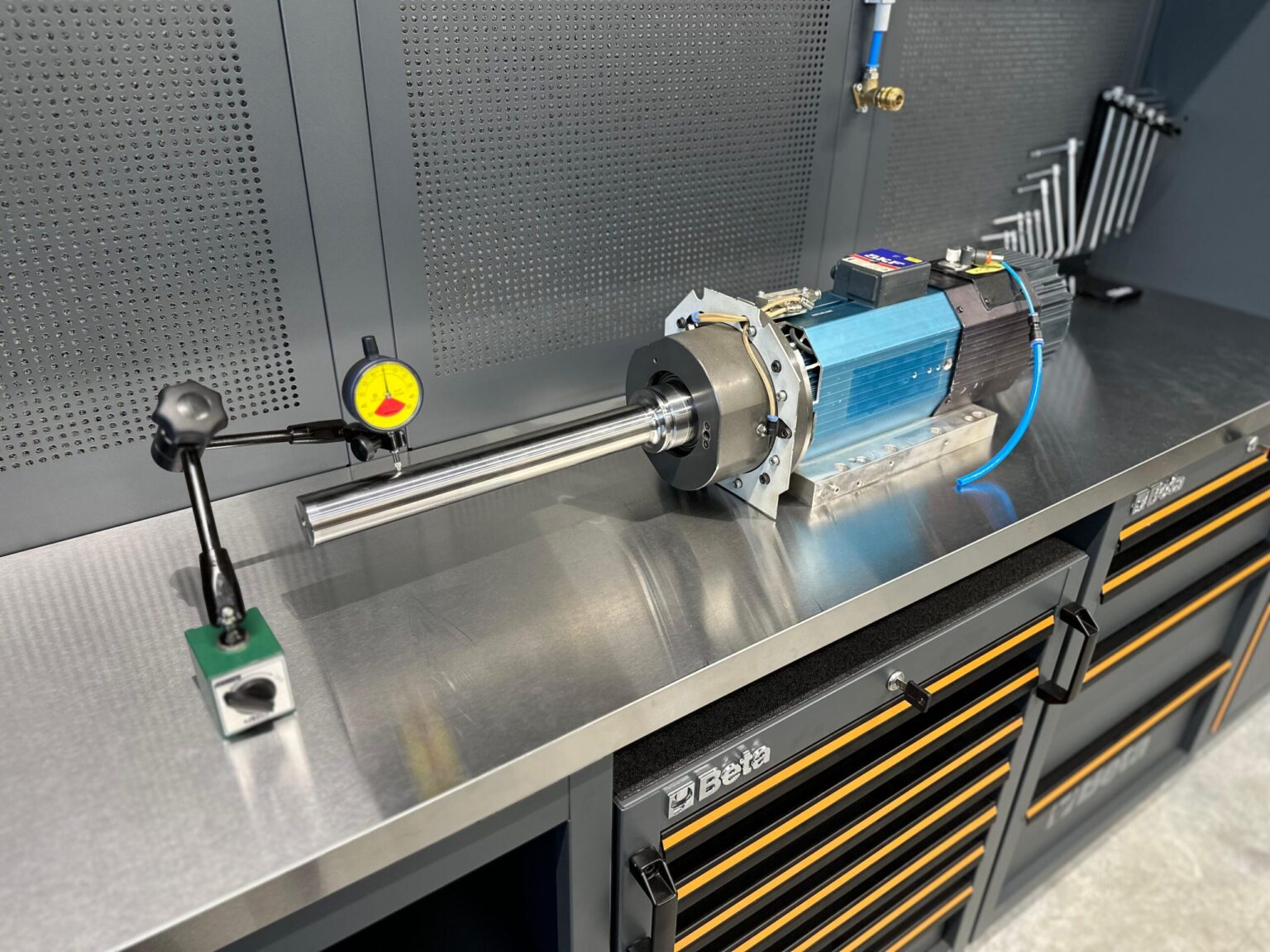 Pomiar bicia elektrowrzeciona po serwisie – stanowisko testowe