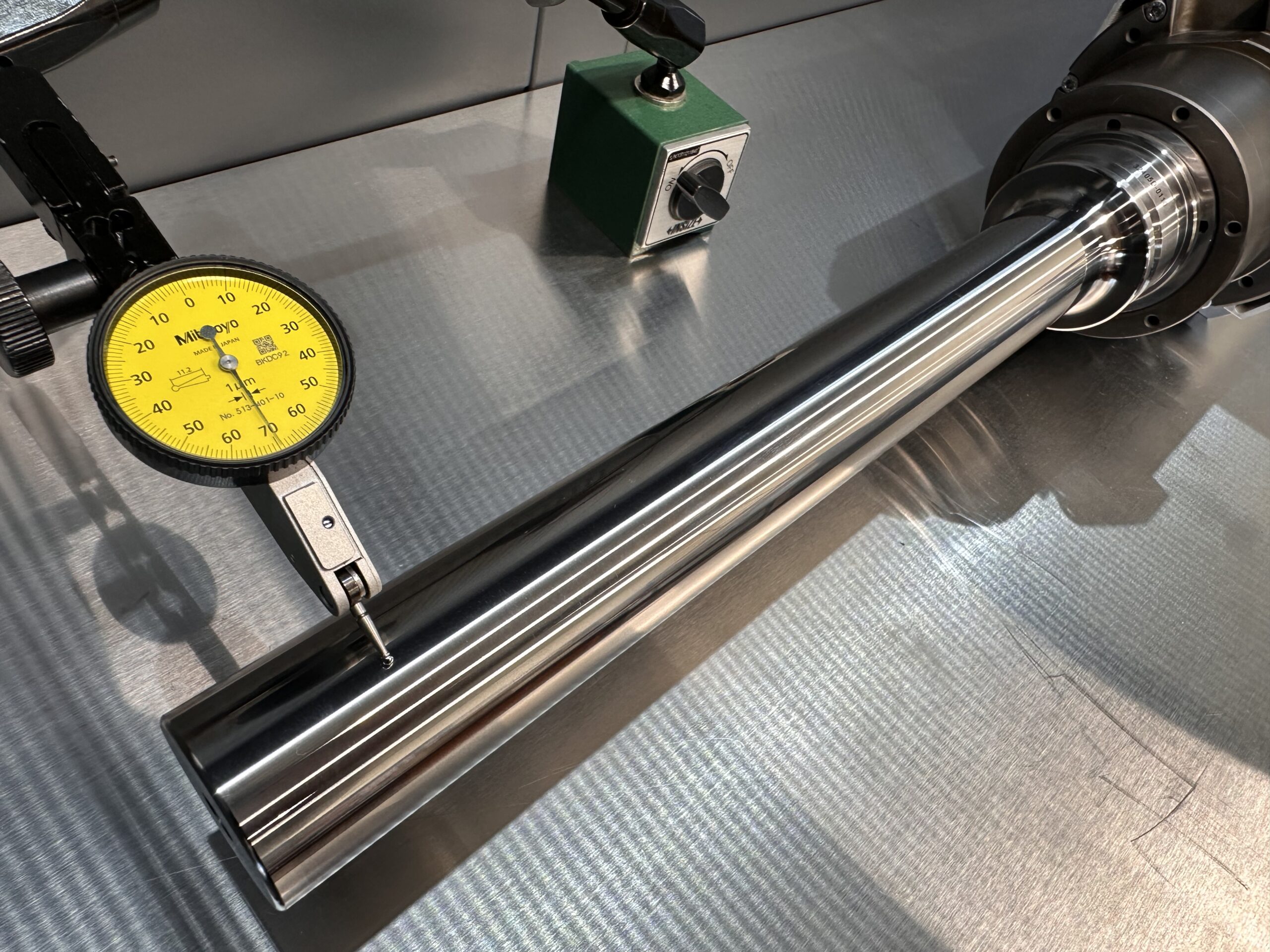 Sprawdzenie bicia wrzeciona HSD – test precyzji po serwisie Pomiar bicia kontrolnego wrzeciona HSD po regeneracji