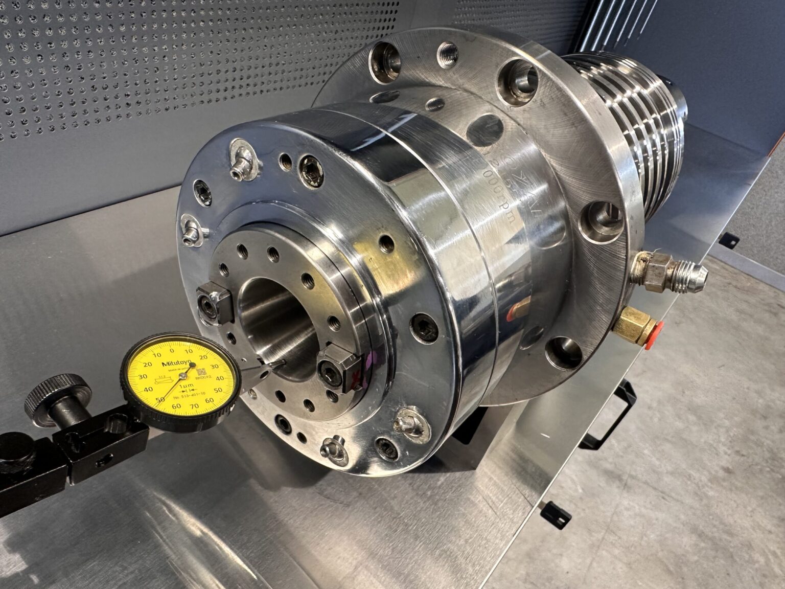 Stanowisko testowe – finalna kontrola wrzeciona po regeneracji Pomiar bicia zregenerowanego wrzeciona – stanowisko testowe