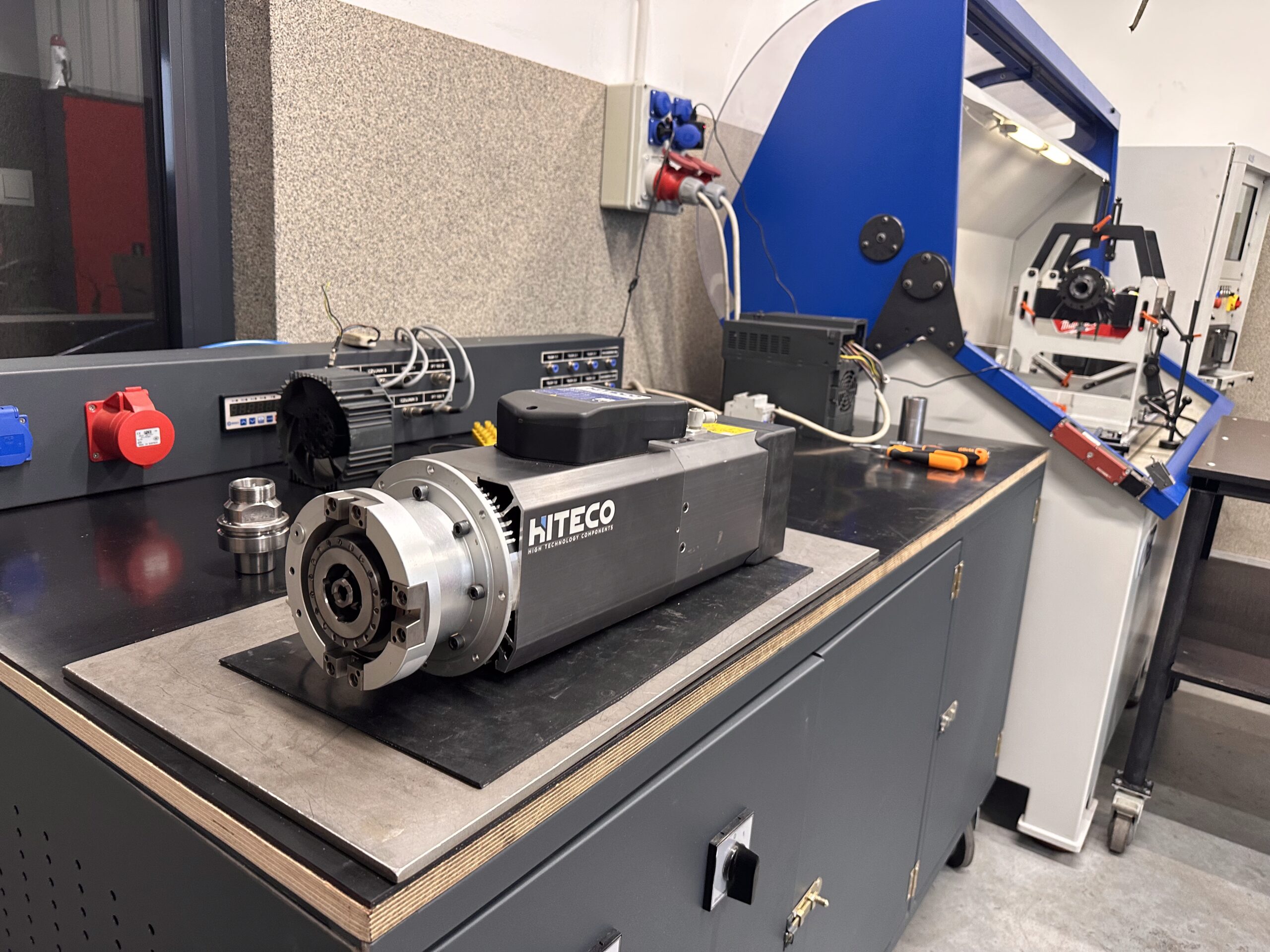 Serwis elektrowrzeciona Hiteco – kontrola na stole testowym