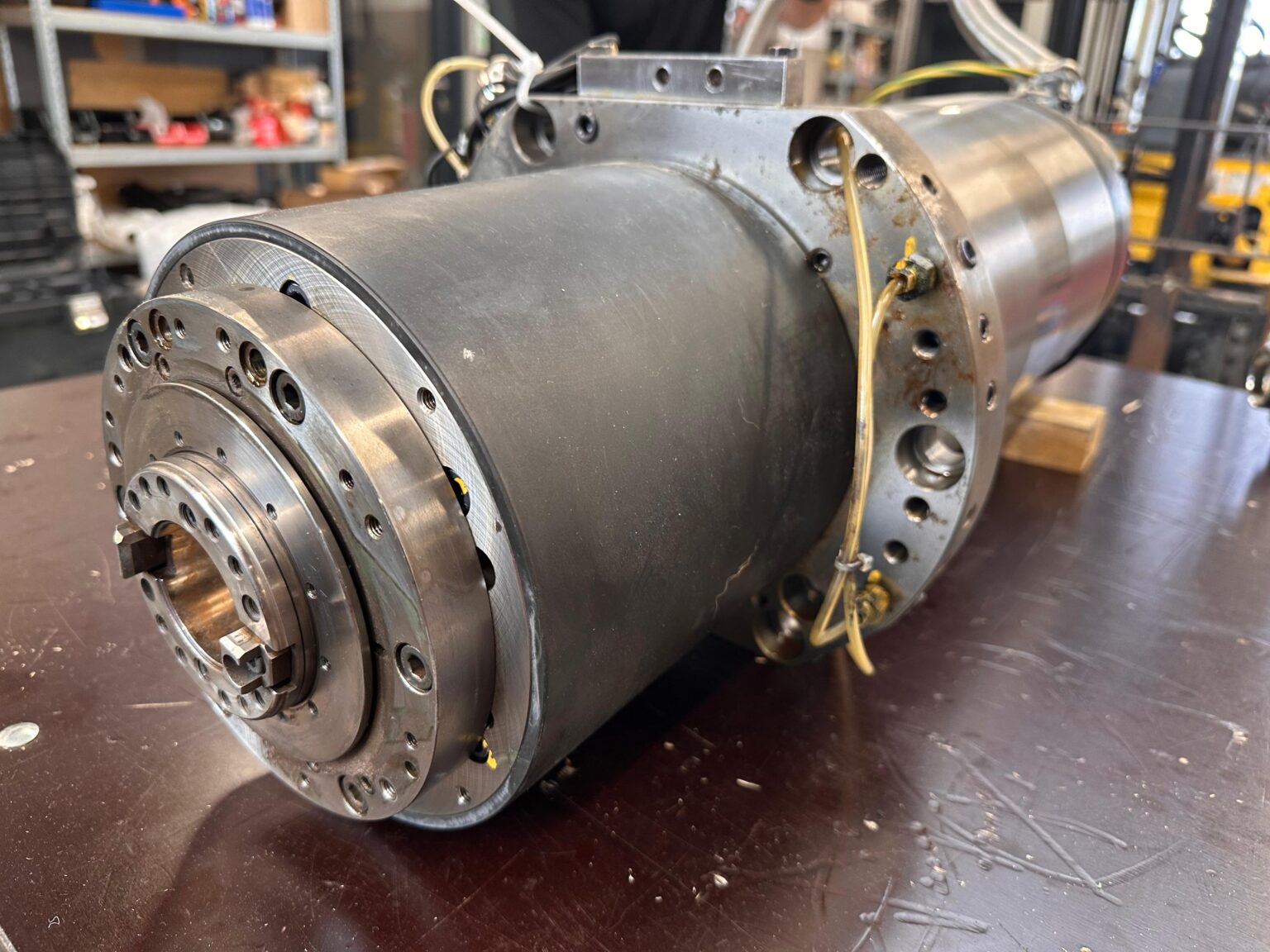 Demontaż wrzeciona OKUMA – etap serwisowy Demontaż wrzeciona OKUMA – przygotowanie do serwisu