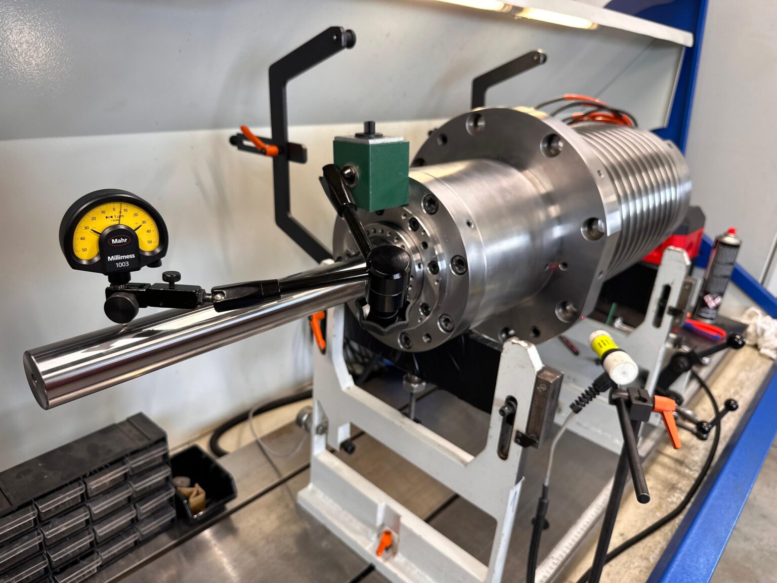 Diagnostyka i regeneracja wrzeciona CNC – pomiar bicia Pomiar bicia wrzeciona CNC po regeneracji przed wyważaniem