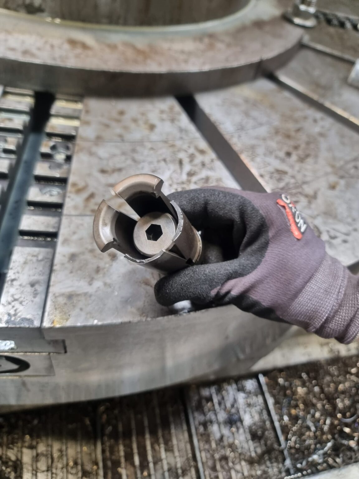 Szlifowanie oraz pomiar bicia stożka wrzeciona CNC po regeneracji